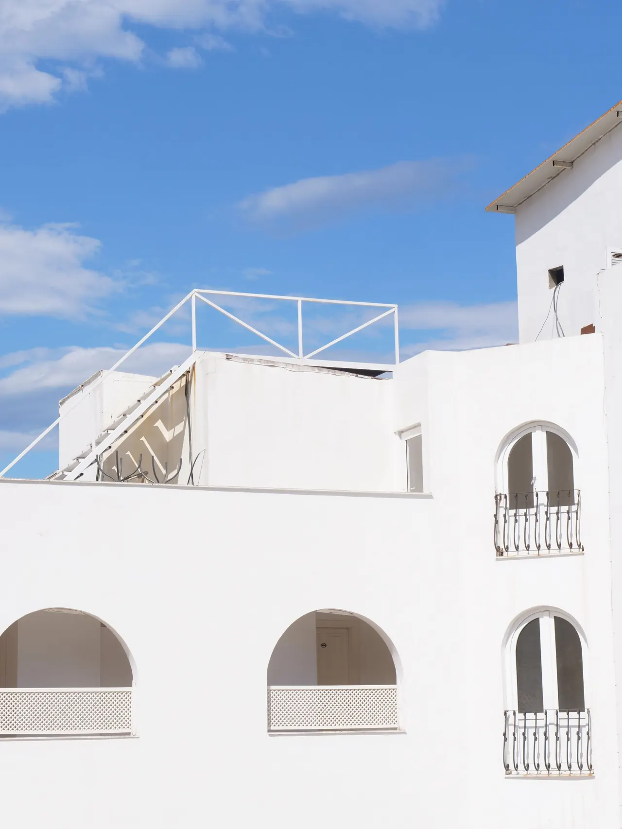 Casas blancas con arcos y terrazas en un pueblo mediterráneo