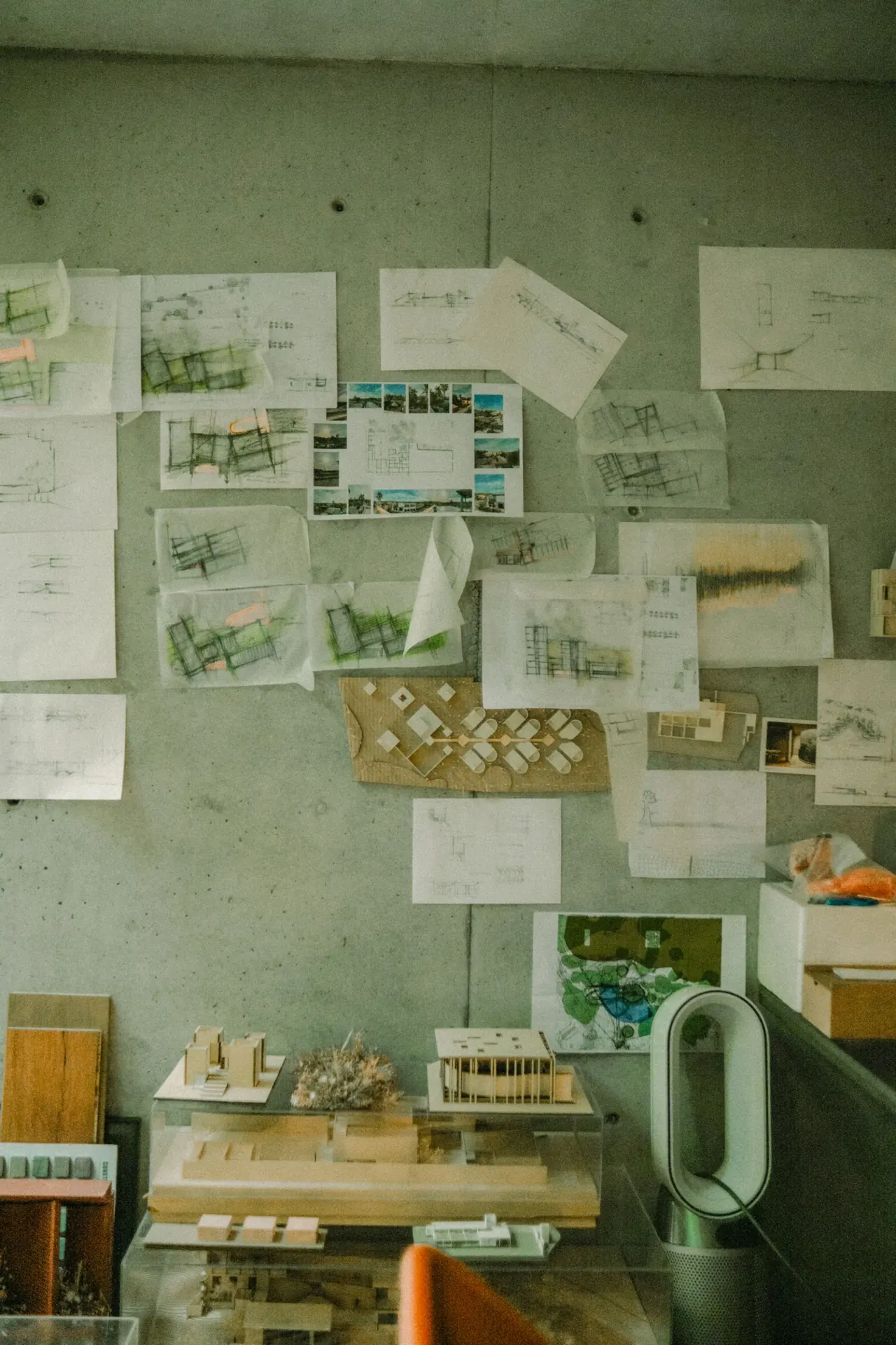 Tablero del estudio con planos y fotos de obra
