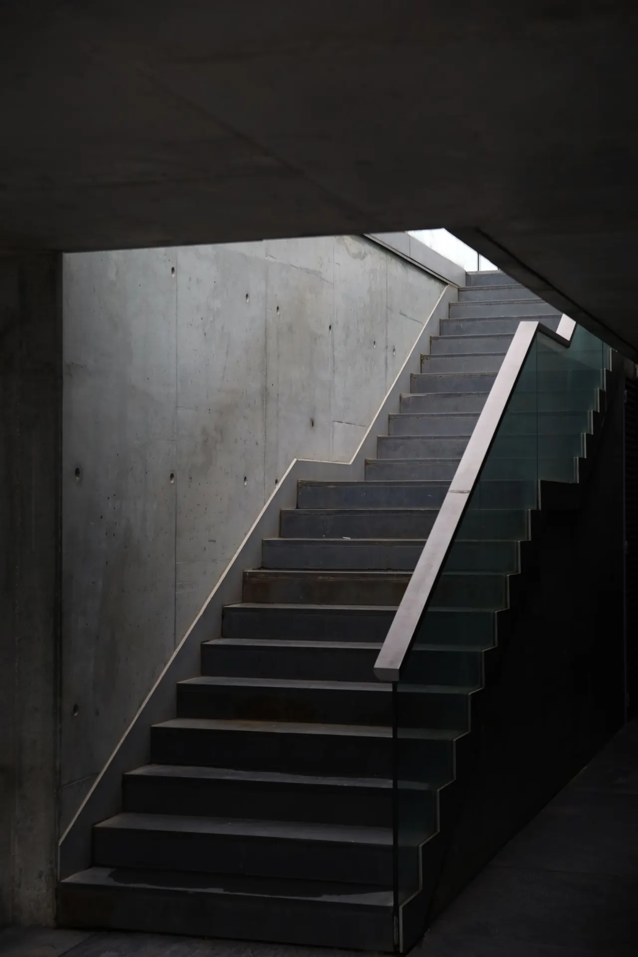 Escalera de hormigón con luz lateral