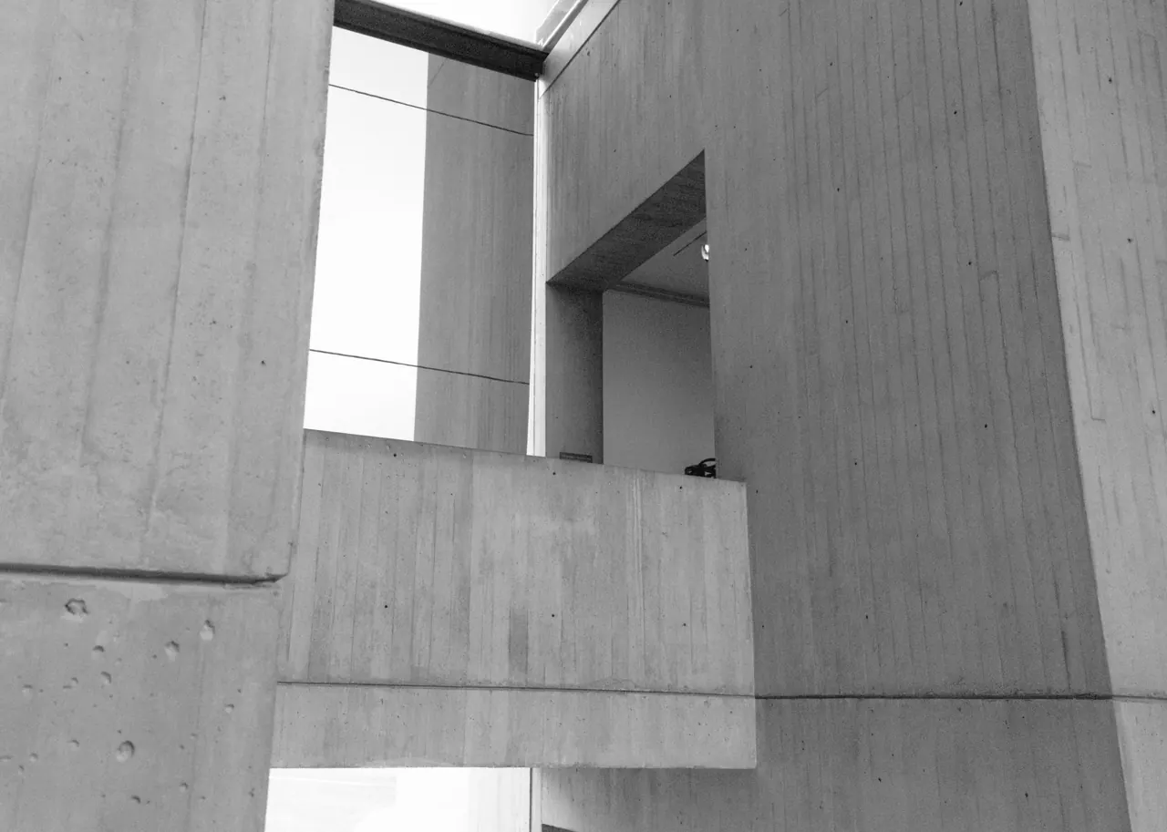Volúmenes de hormigón y escalera exterior